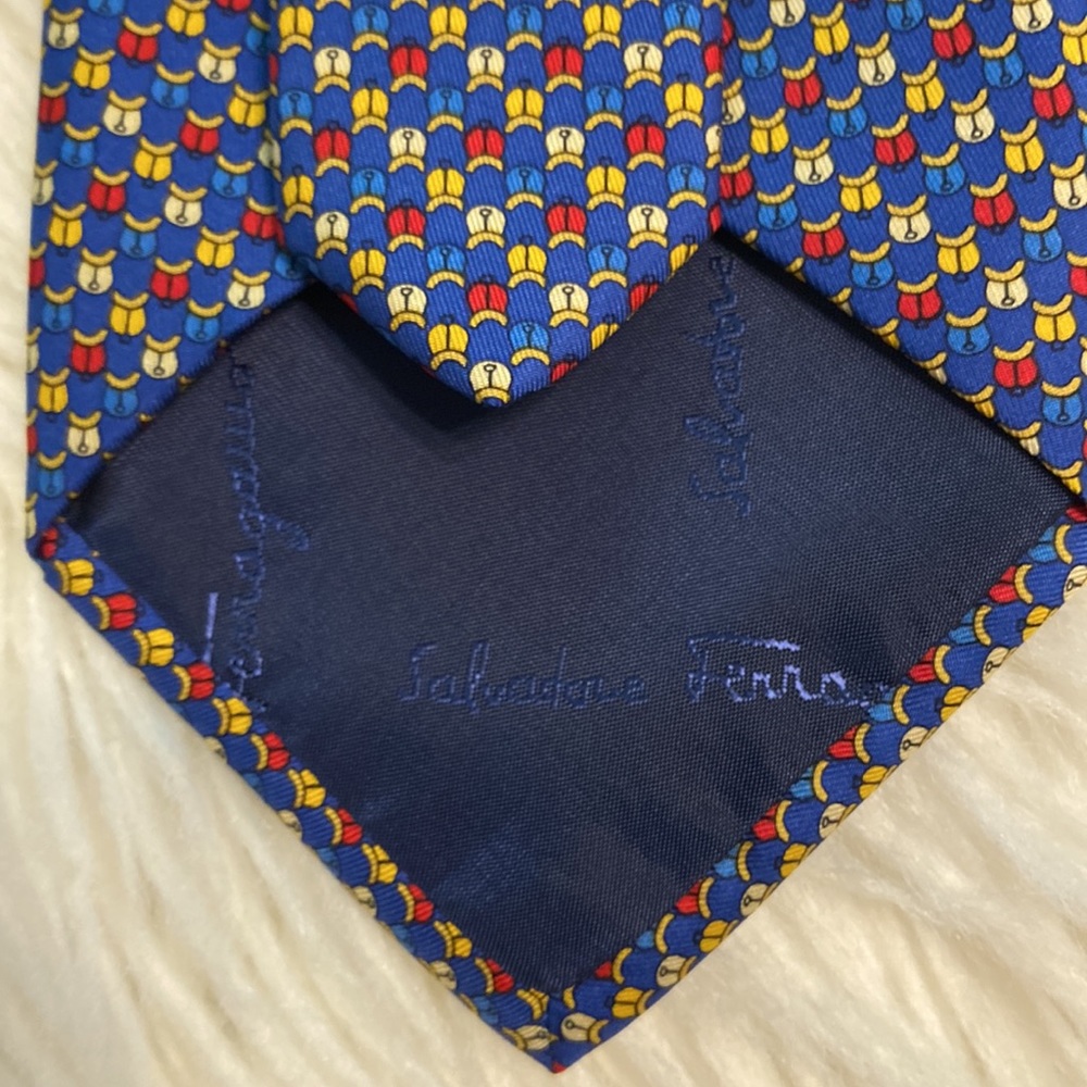 Salvatore Ferragamo Man 100% silk tie it’s very beautiful and colorful - Picture 16 of 16